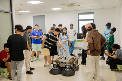 國(guó)際師生沉浸式體驗(yàn)具身智能AI科技，感知中國(guó)創(chuàng)新力量